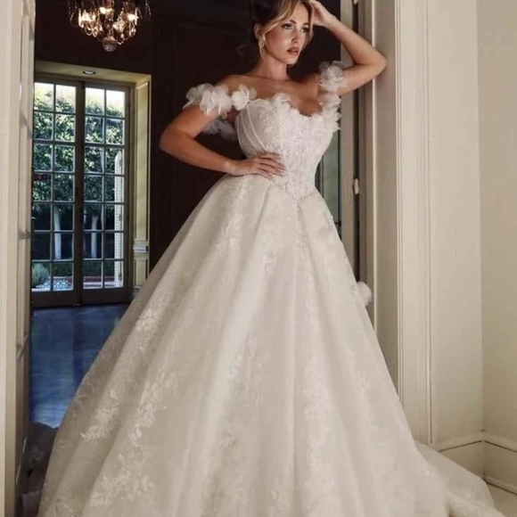 Elegant White Lace Wedding Dress